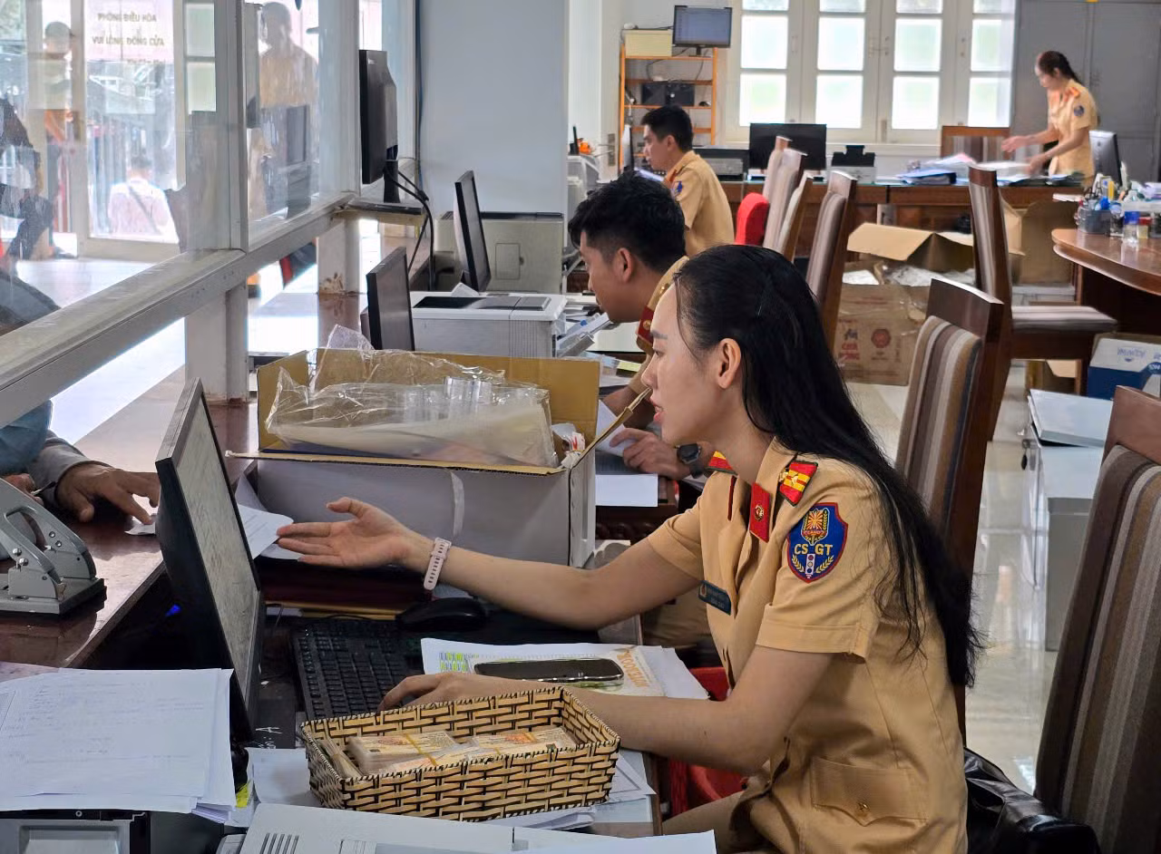 CSGT Công an Đà Nẵng đảm bảo thông suốt thủ tục hành chính phục vụ nhân dân -0