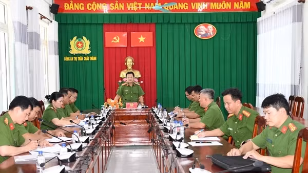 Vĩnh Long: Công an xã, phường nêu cao tinh thần phục vụ nhân dân