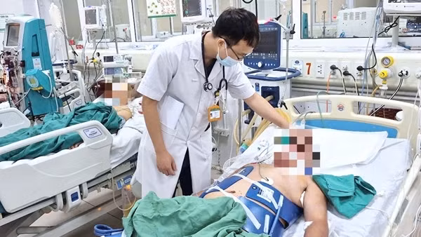Trèo lên trần sửa bồn nước, người đàn ông bị điện giật ngừng tim