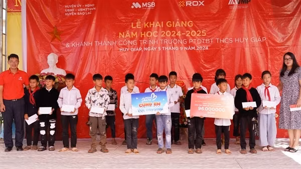 Về với “địa chỉ đỏ” – Hành trình tri ân của ROX