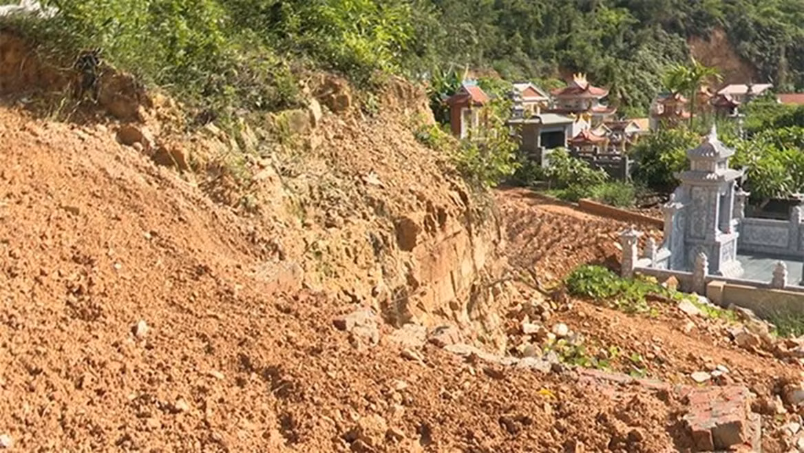 Tự ý xẻ núi, san nền, phân ô để xây mộ -0
