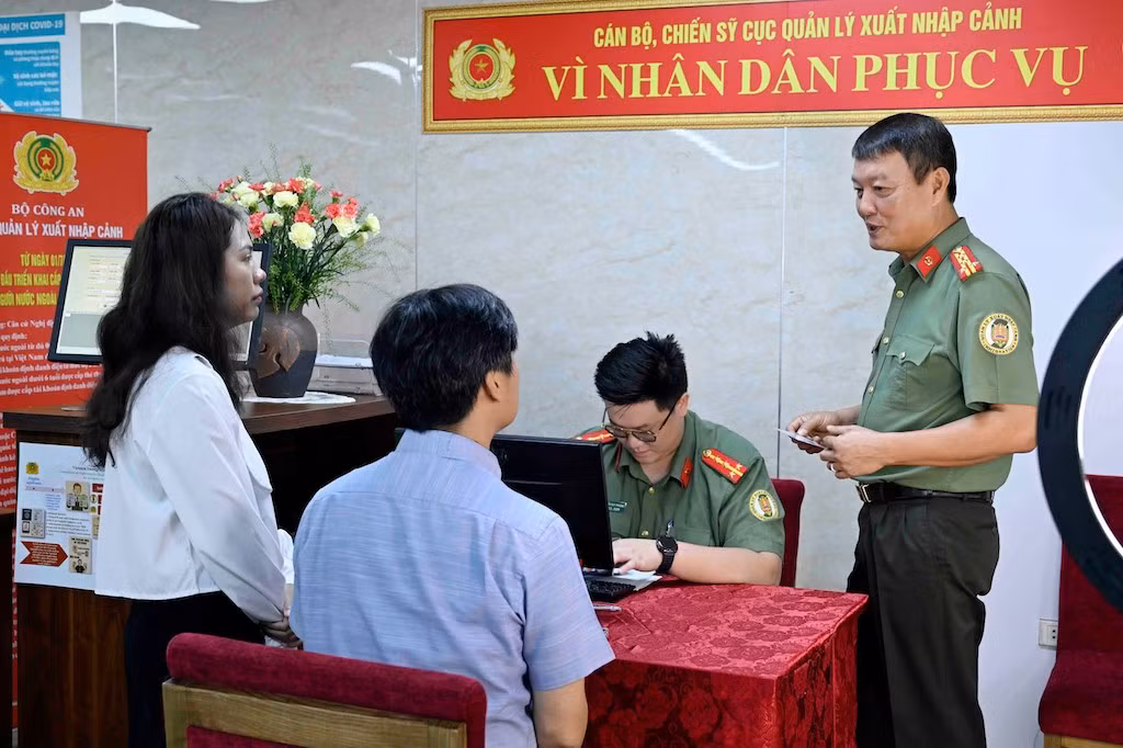 Ghi nhận ngày đầu cấp định danh điện tử mức độ 2 cho người nước ngoài cư trú tại Việt Nam -0