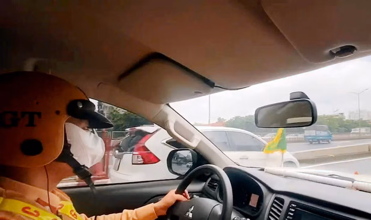 Vợ cầu cứu CSGT khi chồng có dấu hiệu đột quỵ trên đường -0