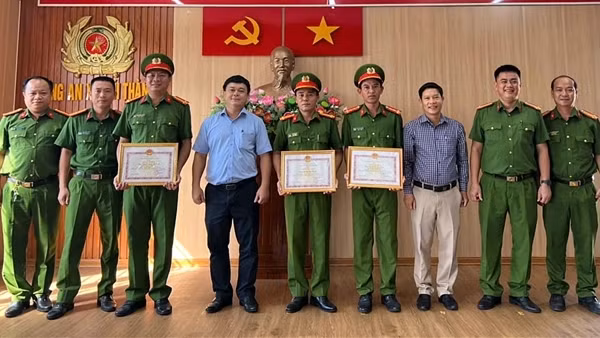 Khen thưởng Công an xã nhanh chóng làm rõ vụ cố ý gây thương tích