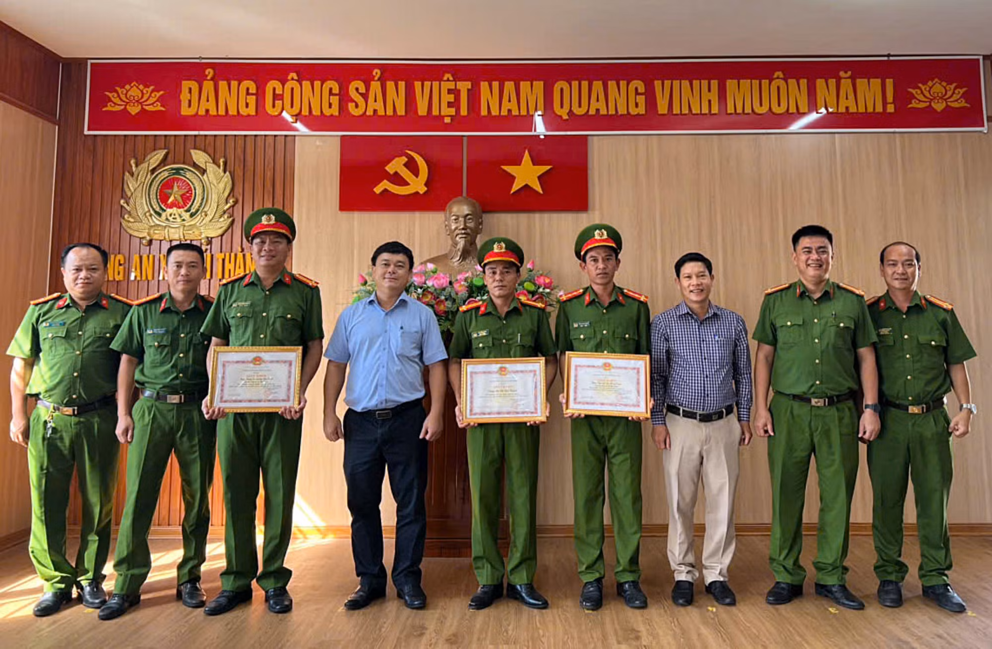 Khen thưởng Công an xã nhanh chóng làm rõ vụ cố ý gây thương tích -0