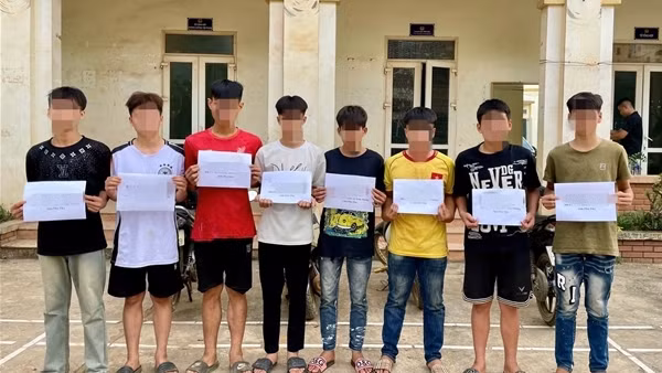 Triệu tập nhóm thanh thiếu niên mang hung khí, gây rối trật tự công cộng