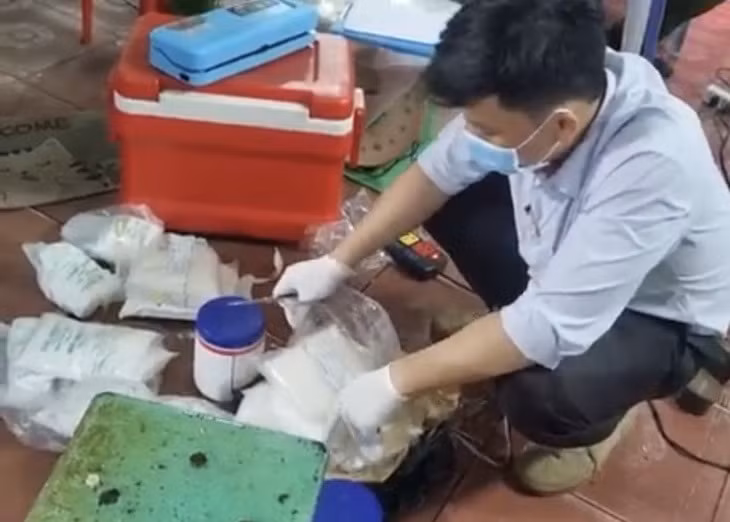 TP Hồ Chí Minh: Phát hiện 3 cơ sở ngâm hoa chuối với hàn the, chất tẩy trắng -0