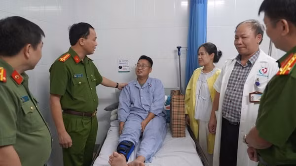Lãnh đạo Công an TP Hà Nội thăm hỏi cán bộ bị thương trong khi làm nhiệm vụ