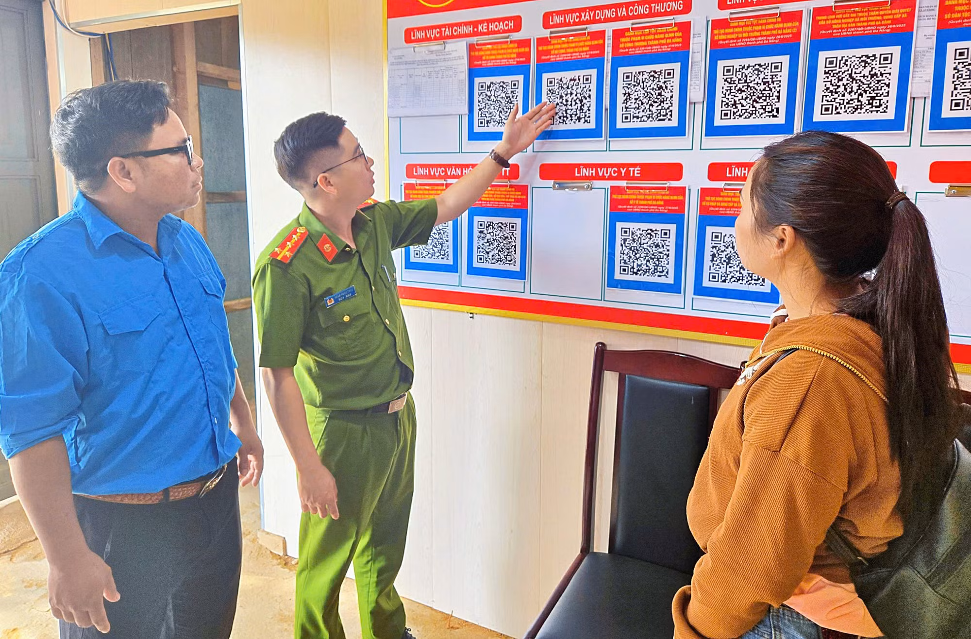 Công an xã xung kích hỗ trợ cung cấp dịch vụ công trực tuyến -0