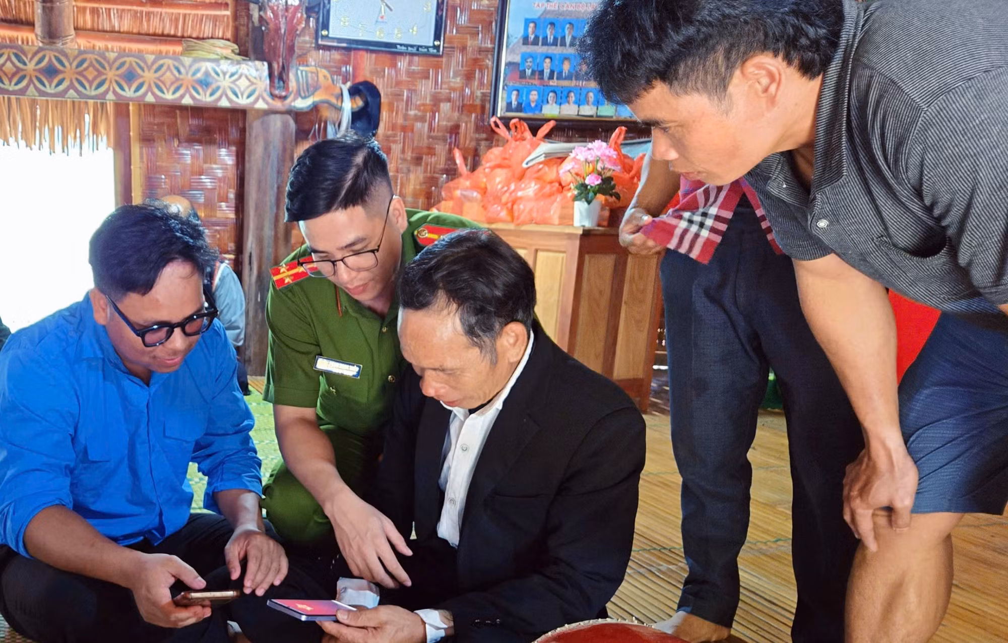 Công an xã xung kích hỗ trợ cung cấp dịch vụ công trực tuyến -0