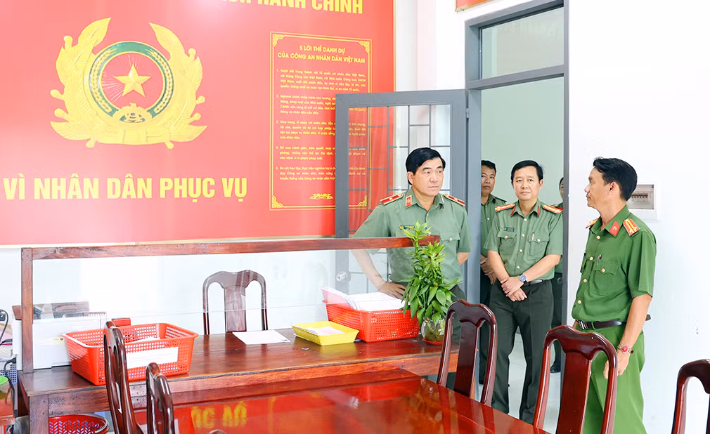 Giám đốc Công an tỉnh An Giang kiểm tra cơ sở vật chất, động viên CBCS Công an cấp xã -0