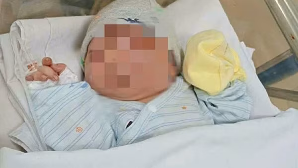 Bé gái sơ sinh còn nguyên dây rốn bị bỏ trên bờ kênh ở xã Bà Điểm