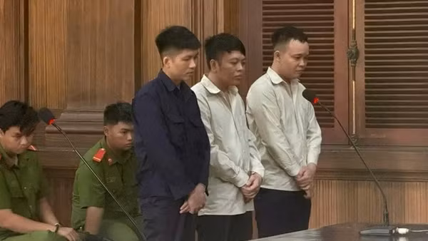 Băng nhóm cho vay lãi nặng dùng ảnh khỏa thân khủng bố con nợ