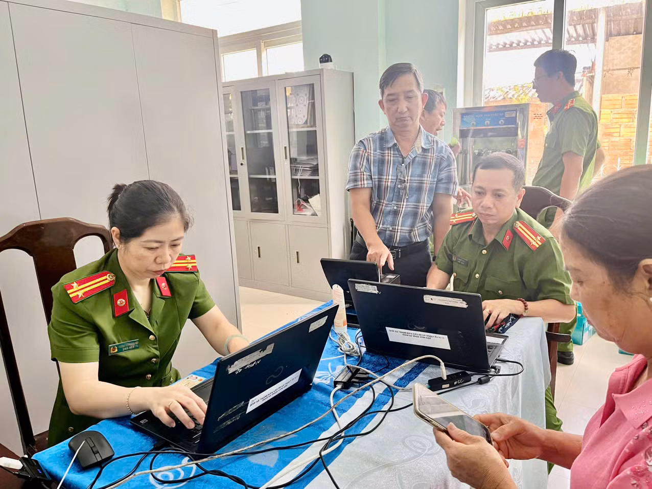 Công an tại phường đông dân nhất TP Huế tất bật giải quyết thủ tục cho người dân -0
