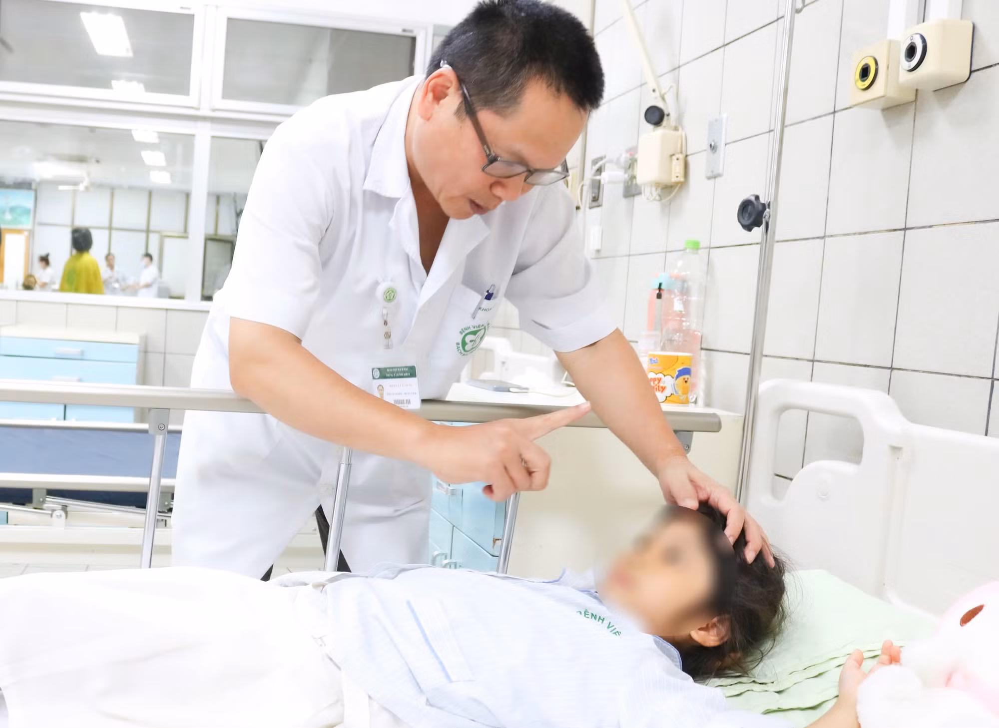 Bé gái co giật được CSGT đưa đi cấp cứu đã xuất viện -0