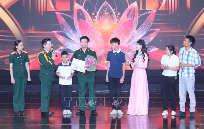 Tổng Bí thư Tô Lâm dự giao lưu nghệ thuật 'Khắc ghi lời Bác - vang nhịp quân hành' -0