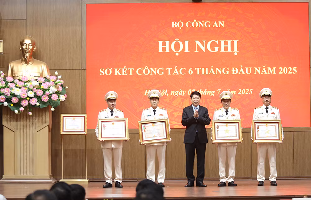 Trao Huân chương cao quý tặng Bộ Công an, lãnh đạo Bộ Công an và các tập thể, cá nhân xuất sắc -0
