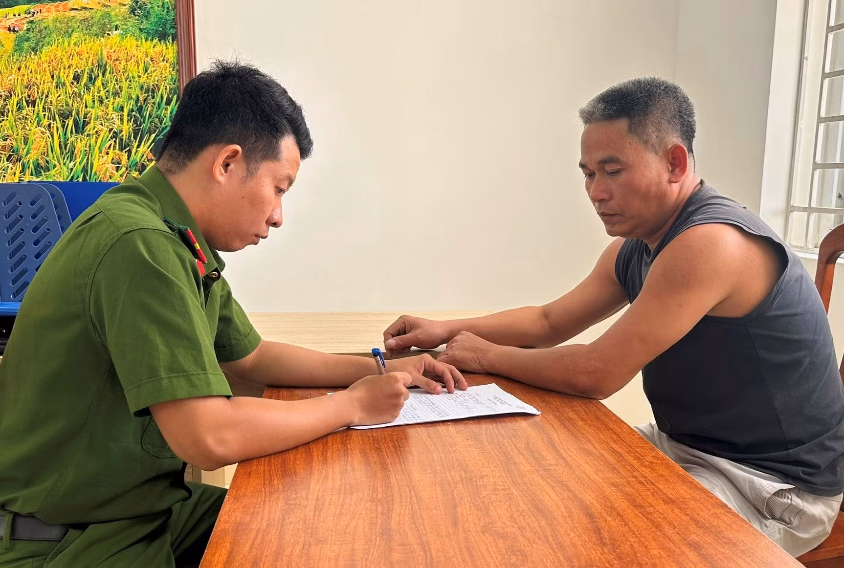 Lái xe vào đường cấm còn chống người thi hành công vụ -0