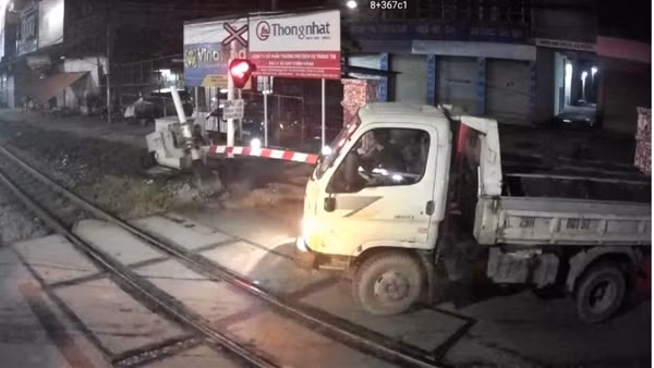 Không chấp hành tín hiệu biển báo, tài xế xe tải "cố" vượt đâm hỏng gác chắn tàu