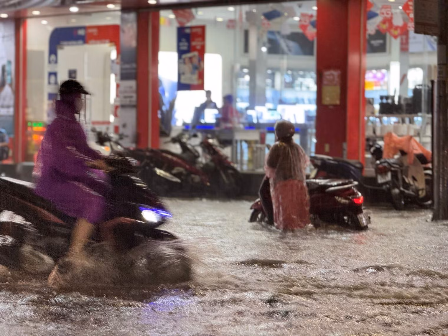 Đà Nẵng mưa lớn gây ngập sâu, kịp thời cứu người dân bị nước lũ cuốn xuống kênh -0