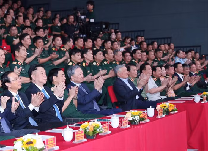 Tổng Bí thư Tô Lâm dự giao lưu nghệ thuật 'Khắc ghi lời Bác - vang nhịp quân hành' -0