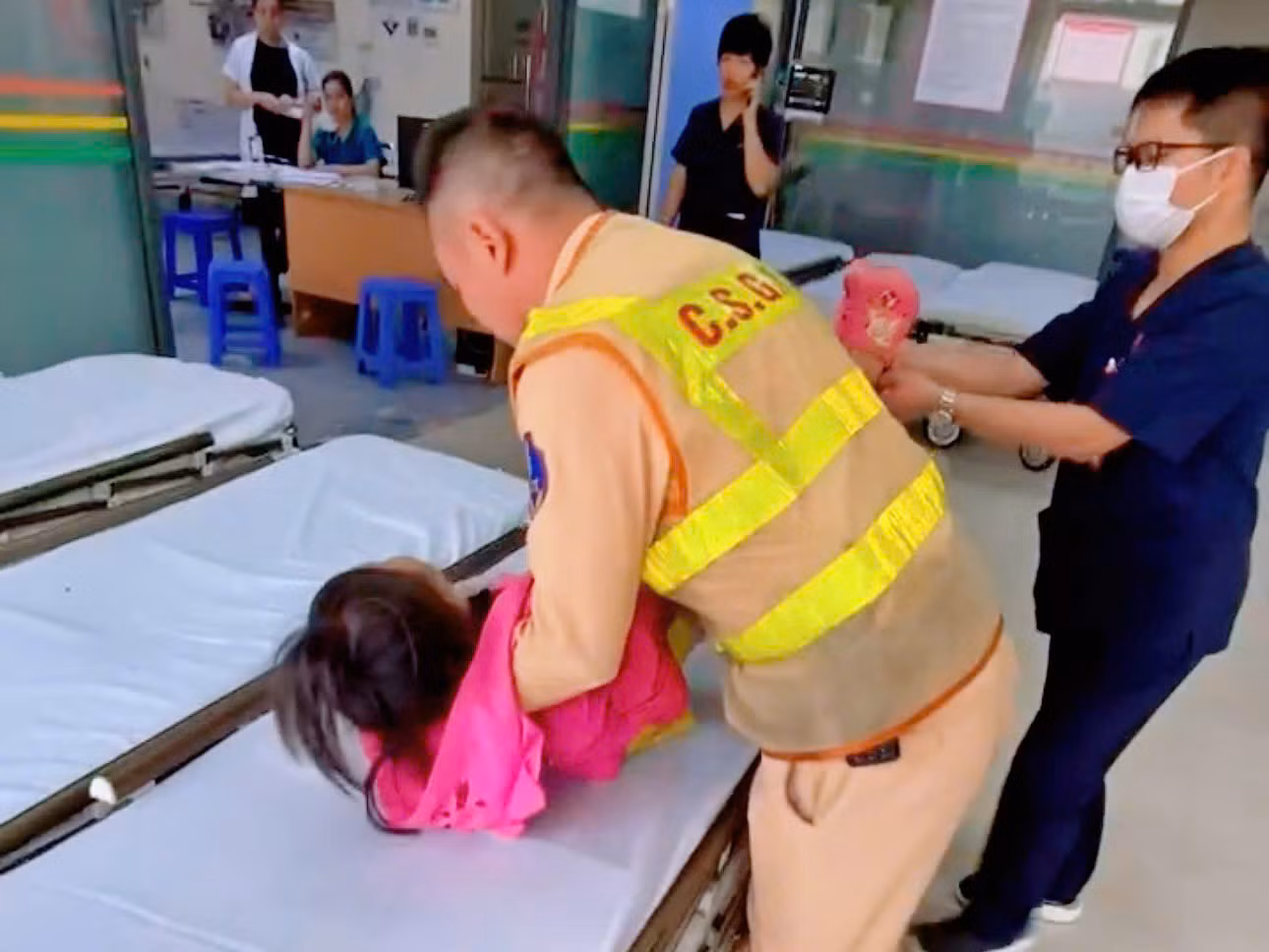 Bé gái gặp tai nạn trong mưa được CSGT đưa đi cấp cứu -0