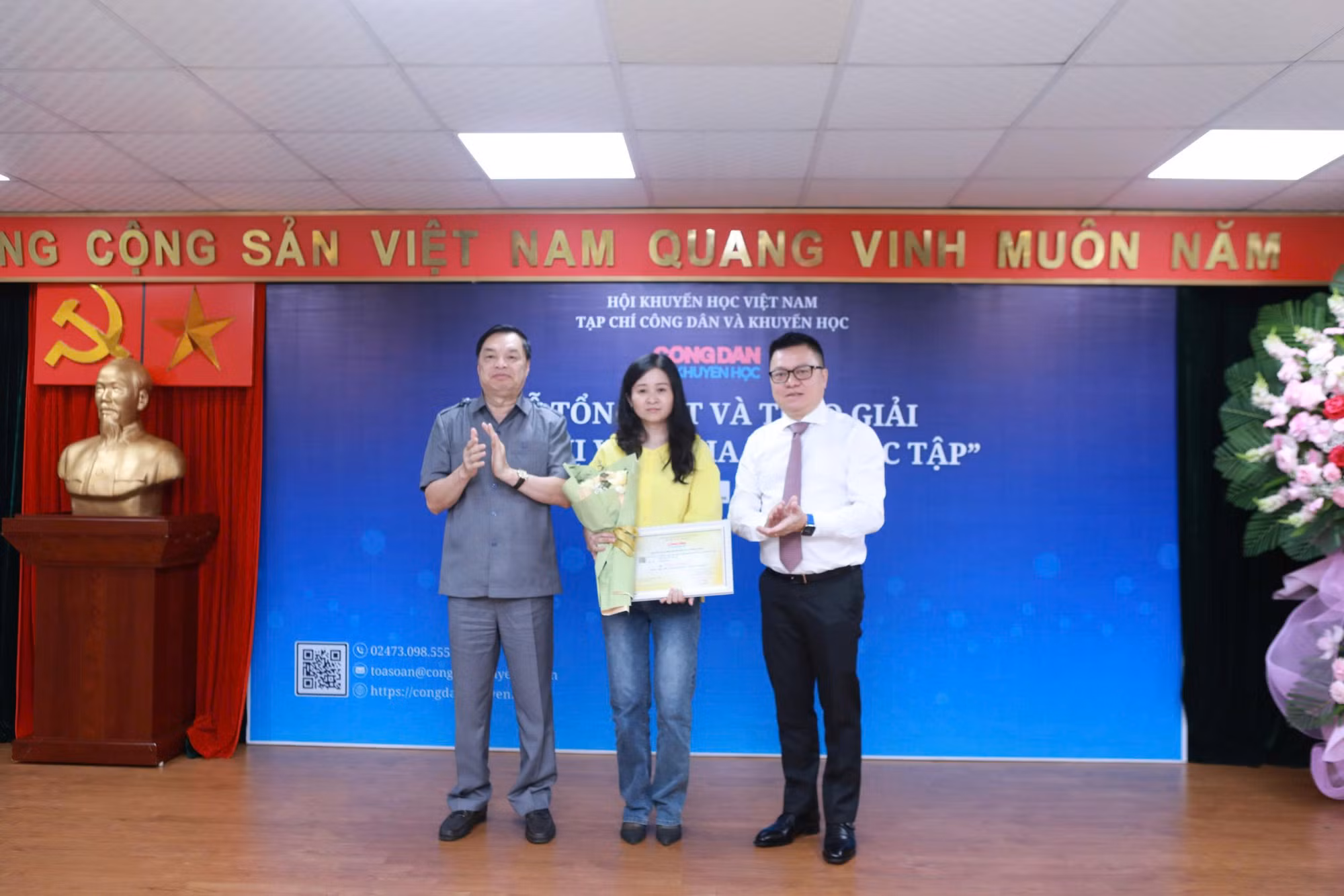 Trao giải Cuộc thi viết 