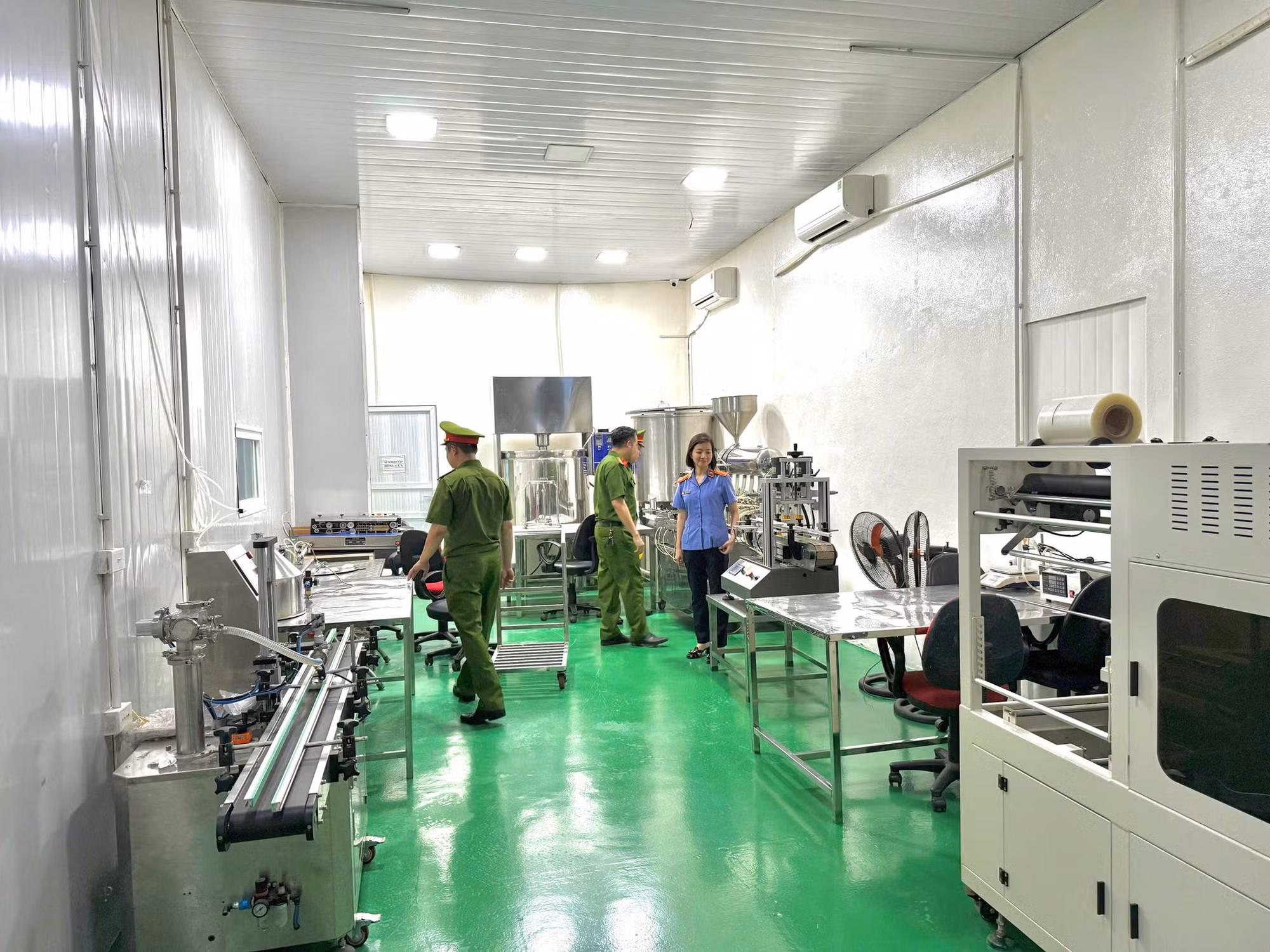 Bắt tạm giam giám đốc công ty sản xuất hàng nghìn sản phẩm mỹ phẩm giả -0