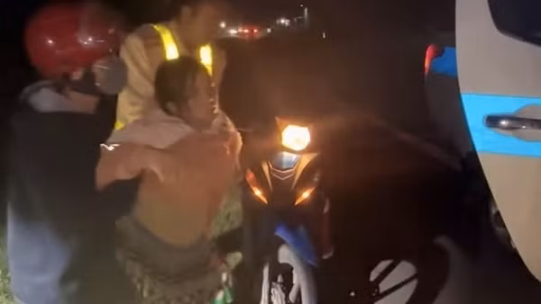 Cuộc sinh nở dọc đường của sản phụ được tổ CSGT hỗ trợ thành công