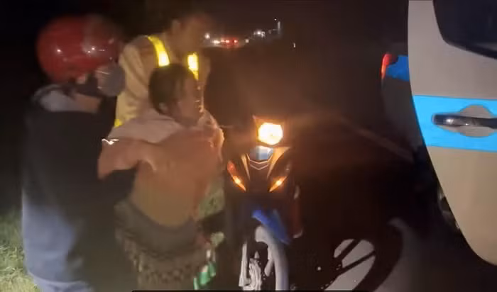 Sản phụ sinh con trên xe Cảnh sát giao thông -0