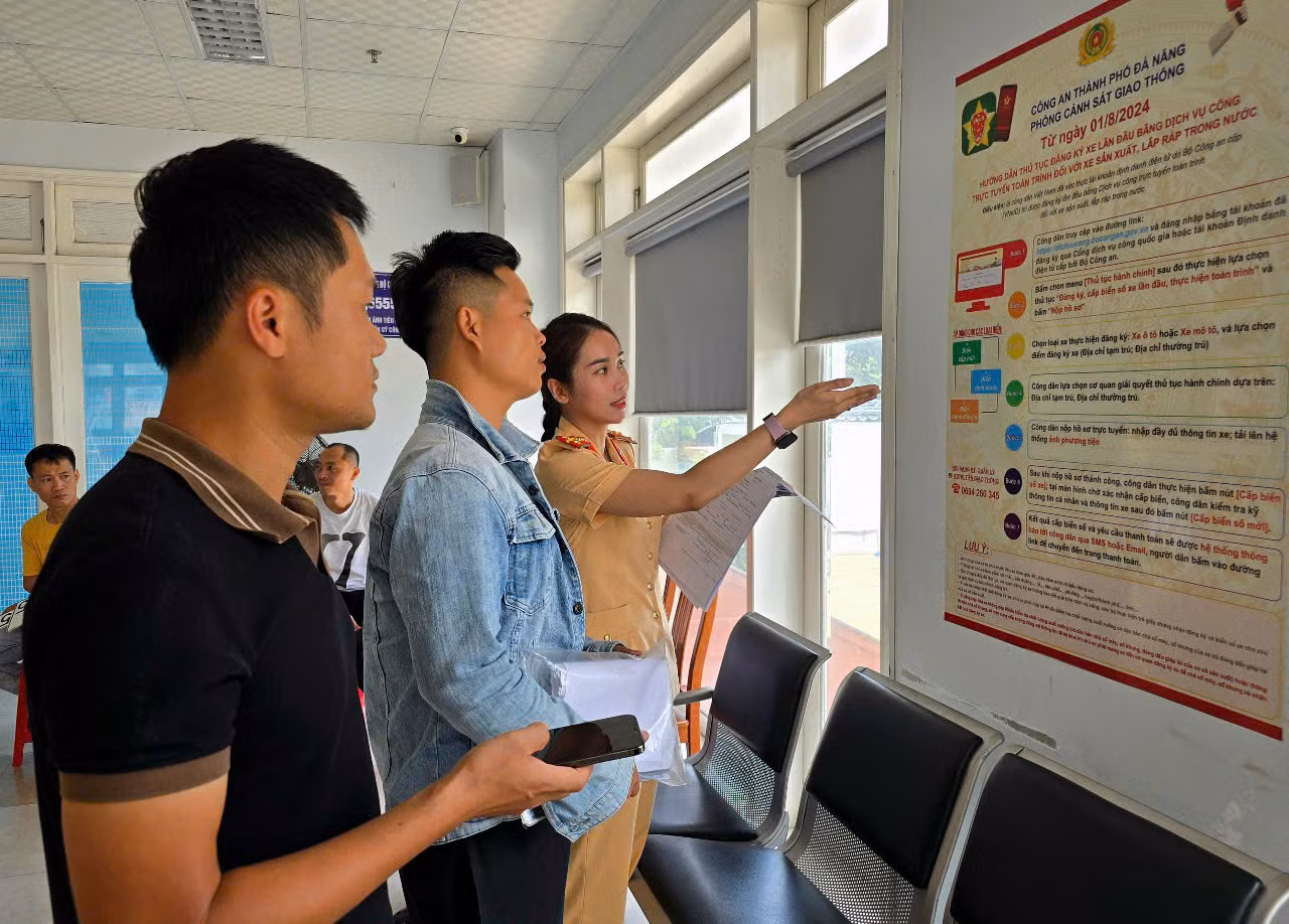 CSGT Công an Đà Nẵng đảm bảo thông suốt thủ tục hành chính phục vụ nhân dân -0