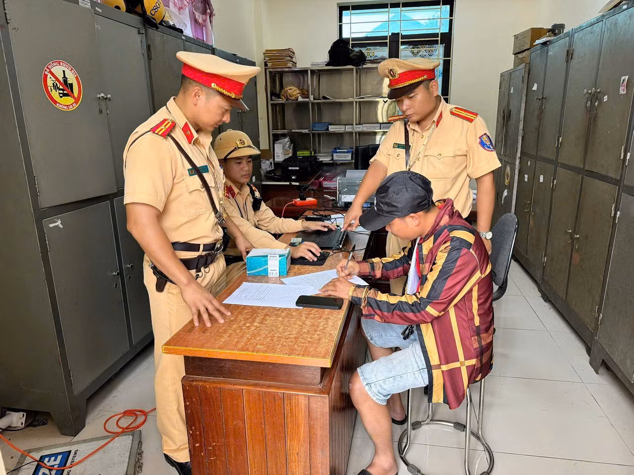 Tuyên Quang: Liên tiếp phát hiện lái xe khách sử dụng ma tuý -1