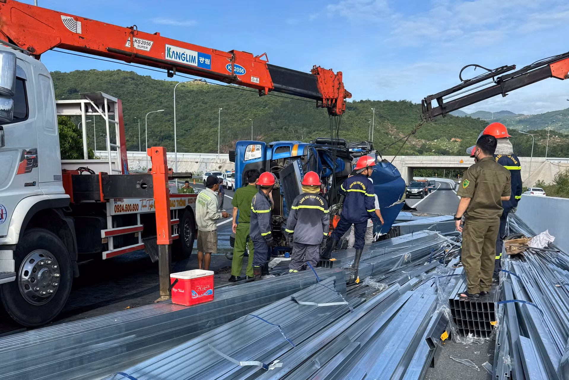 Xe tải lật nghiêng trên đường dẫn cao tốc, tài xế và phụ xe đều tử nạn -0