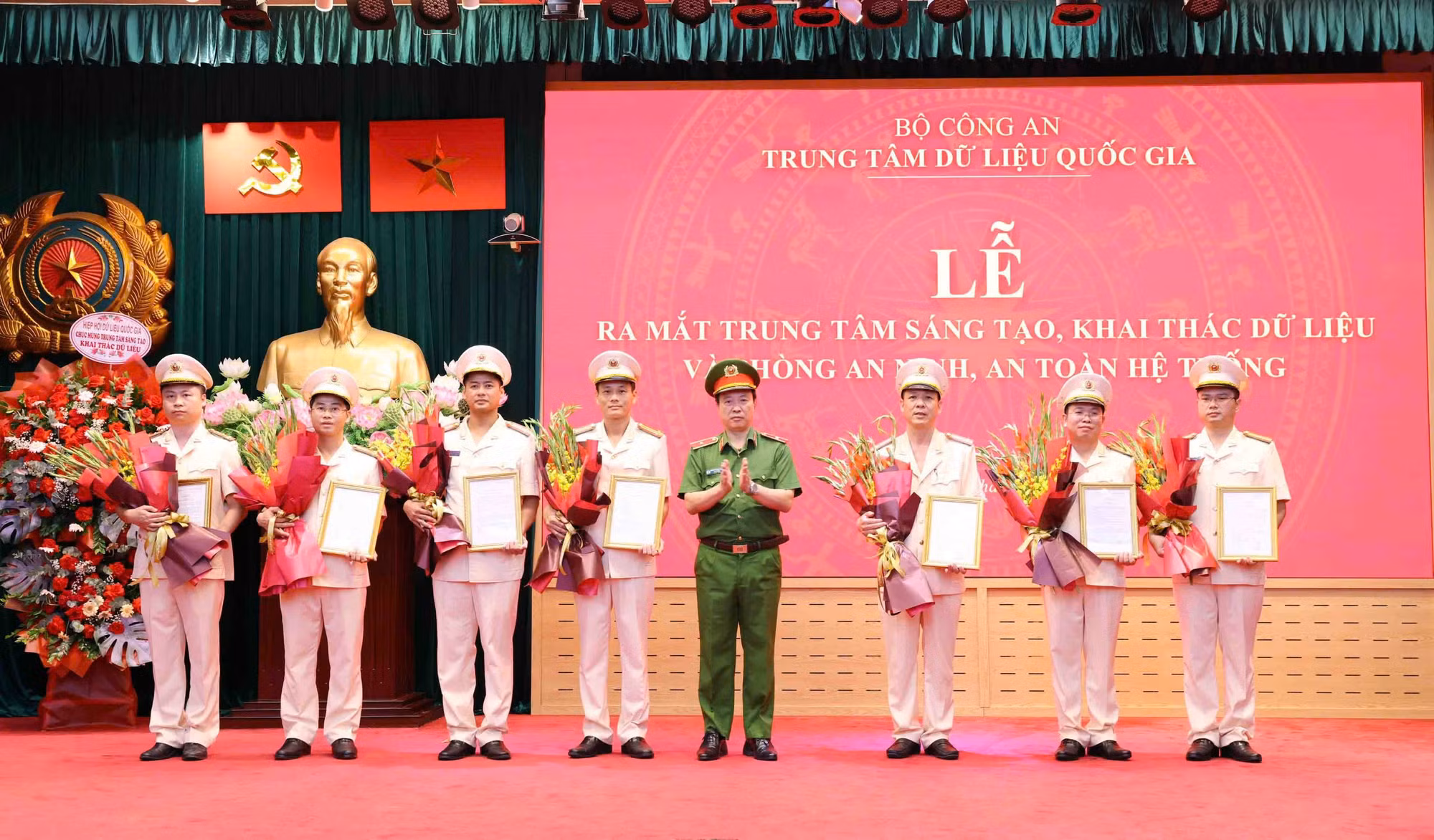 Ra mắt Trung tâm sáng tạo, khai thác dữ liệu và Phòng an ninh, an toàn hệ thống -0