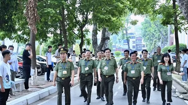 Thứ trưởng Trần Quốc Tỏ kiểm tra công tác tổ chức Kỳ thi đánh giá của Bộ Công an năm 2025