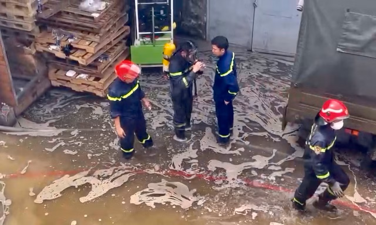 Gần 200 cán bộ chiến sĩ dập tắt đám cháy 2 công ty trong hẻm sâu -3