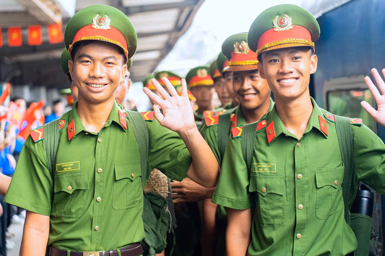 Thủ đô Hà Nội vui mừng đón các đoàn tàu chở CBCS miền Nam ra huấn luyện diễu binh -3