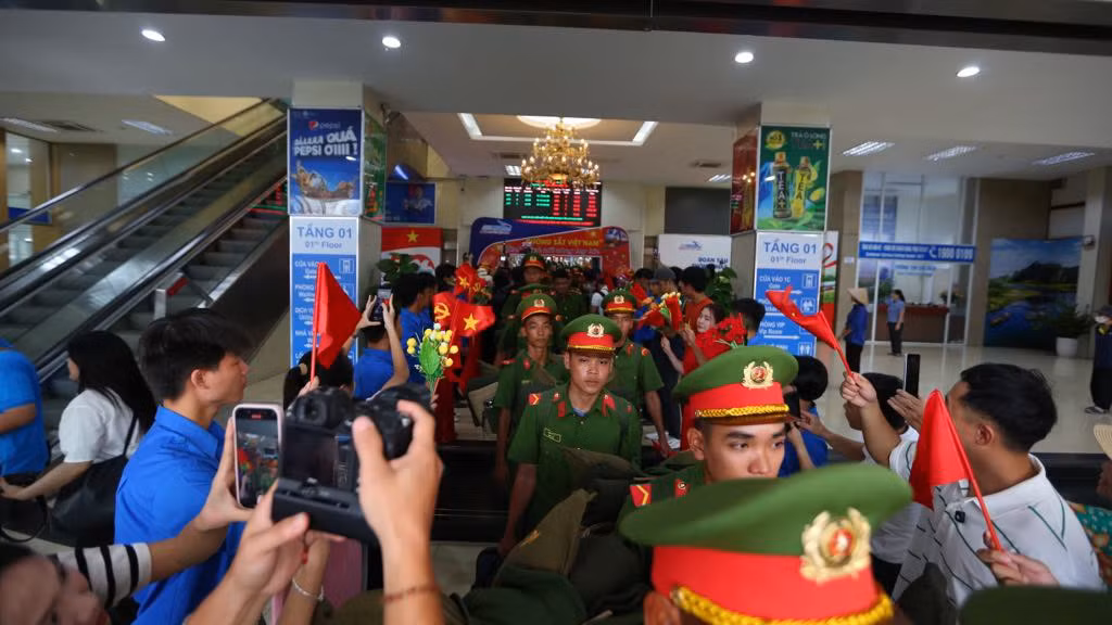 Thủ đô Hà Nội vui mừng đón các đoàn tàu chở CBCS miền Nam ra huấn luyện diễu binh -1