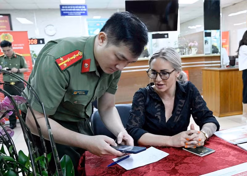 Ghi nhận ngày đầu cấp định danh điện tử mức độ 2 cho người nước ngoài cư trú tại Việt Nam -0