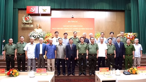 Tiếp lửa truyền thống, giữ vững trận tuyến an ninh