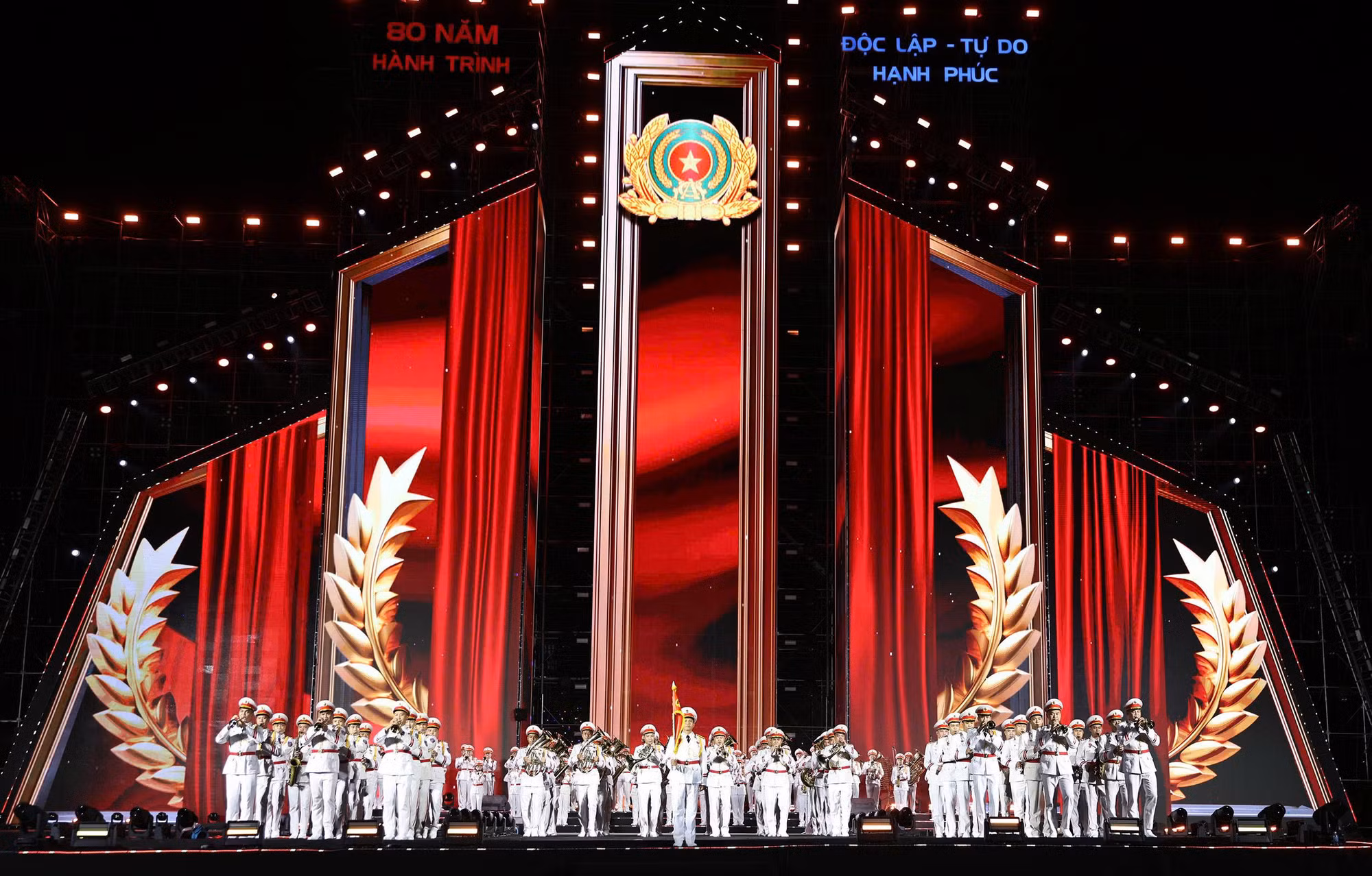Hội tụ dàn sao, concert khép lại Triển lãm thành tựu đất nước có những gì nổi bật? -0