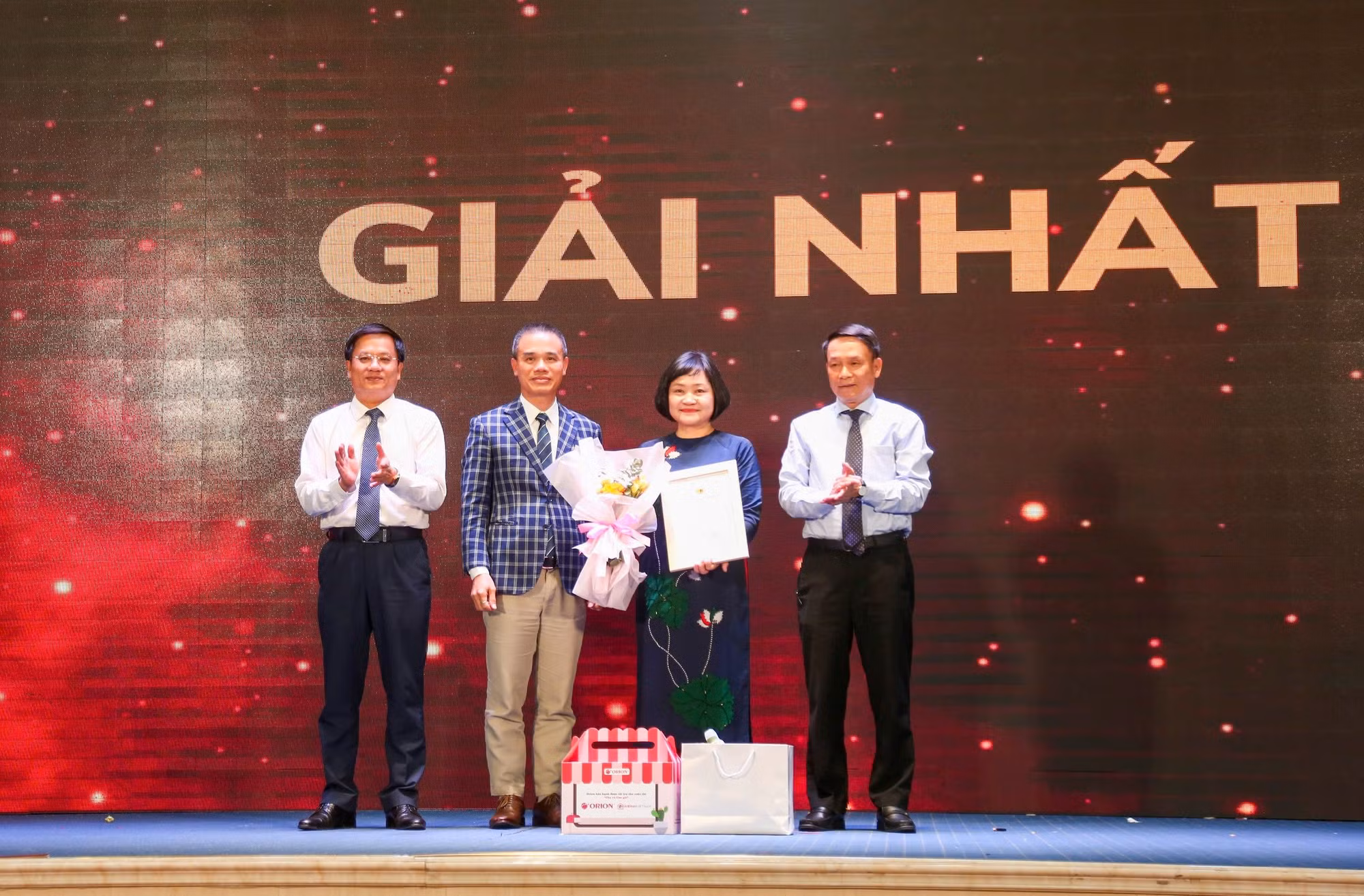 Trao giải cuộc thi viết “Cha và con gái” lần thứ 3. -0