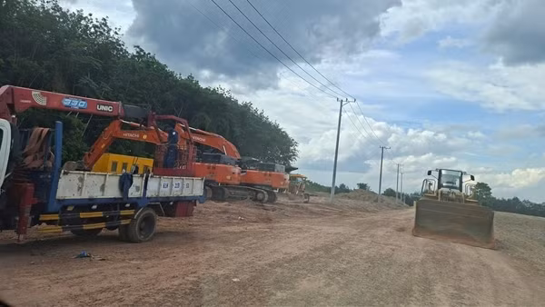 Cấp Giấy phép khai thác đá nhưng cho phép tận thu cả đất, cát san lấp?