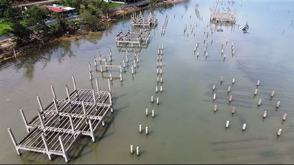 Hàng ngàn cọc bê tông nham nhở trên vịnh đẹp Lăng Cô khi nào mới được tháo dỡ?
