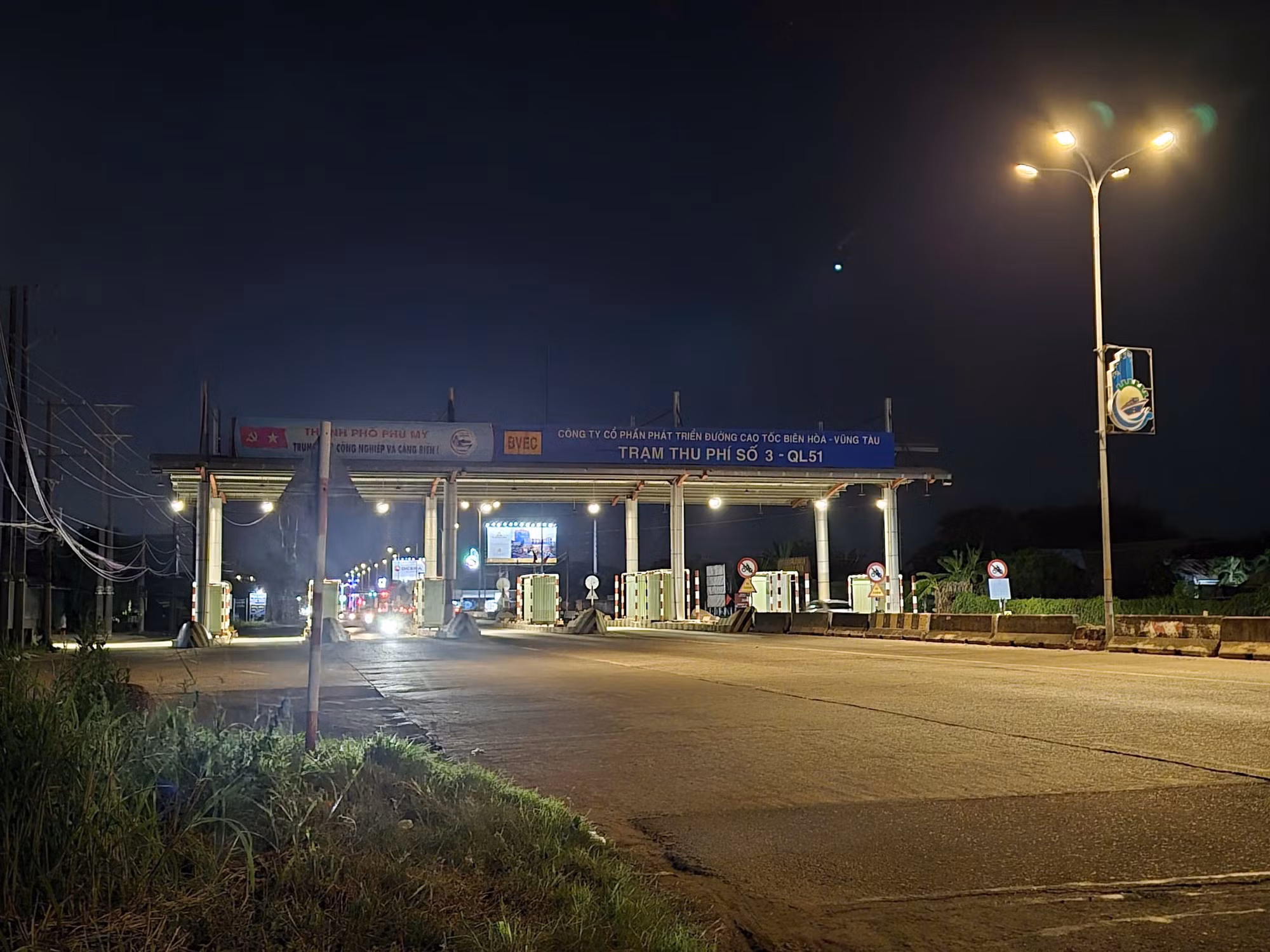 Trạm thu phí ngừng hoạt động chưa tháo dỡ, tiềm ẩn nhiều rủi ro -0