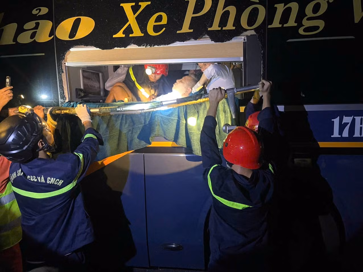 Tai nạn giao thông liên hoàn trên cao tốc La Sơn- Túy Loan, 12 người mắc kẹt trong xe khách -0