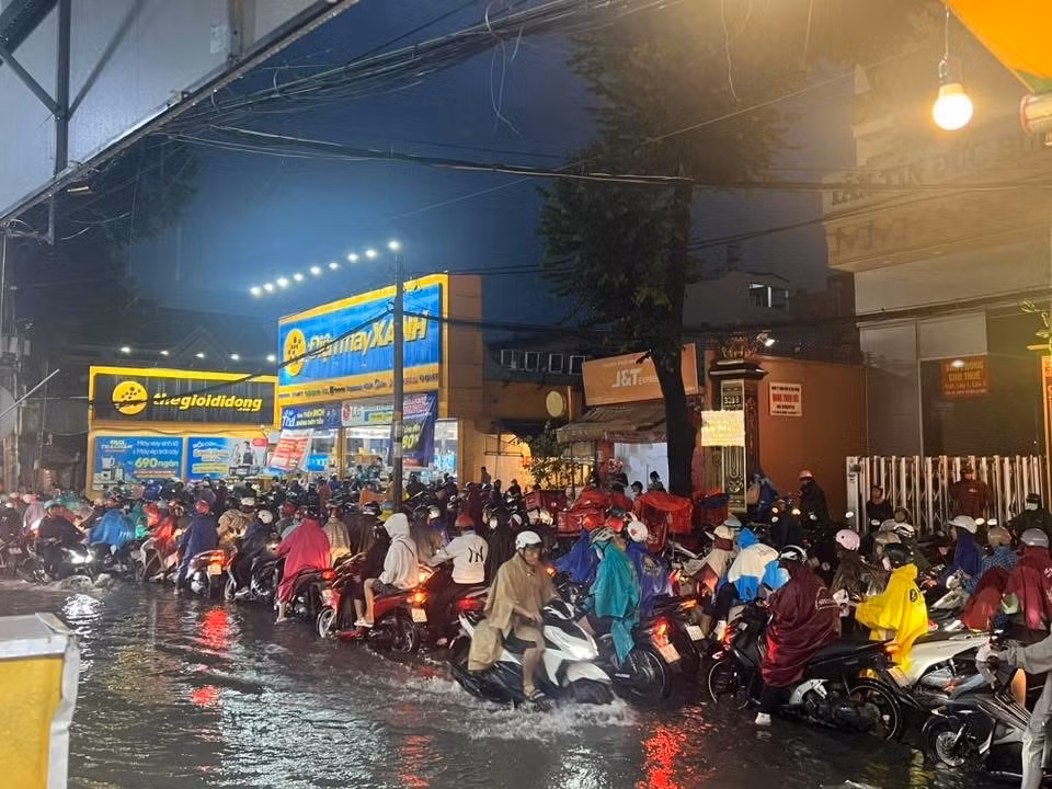 Tôn bay, cây ngã, đường ngập nước trong cơn mưa dông kèm sấm sét ở TP Hồ Chí Minh -0