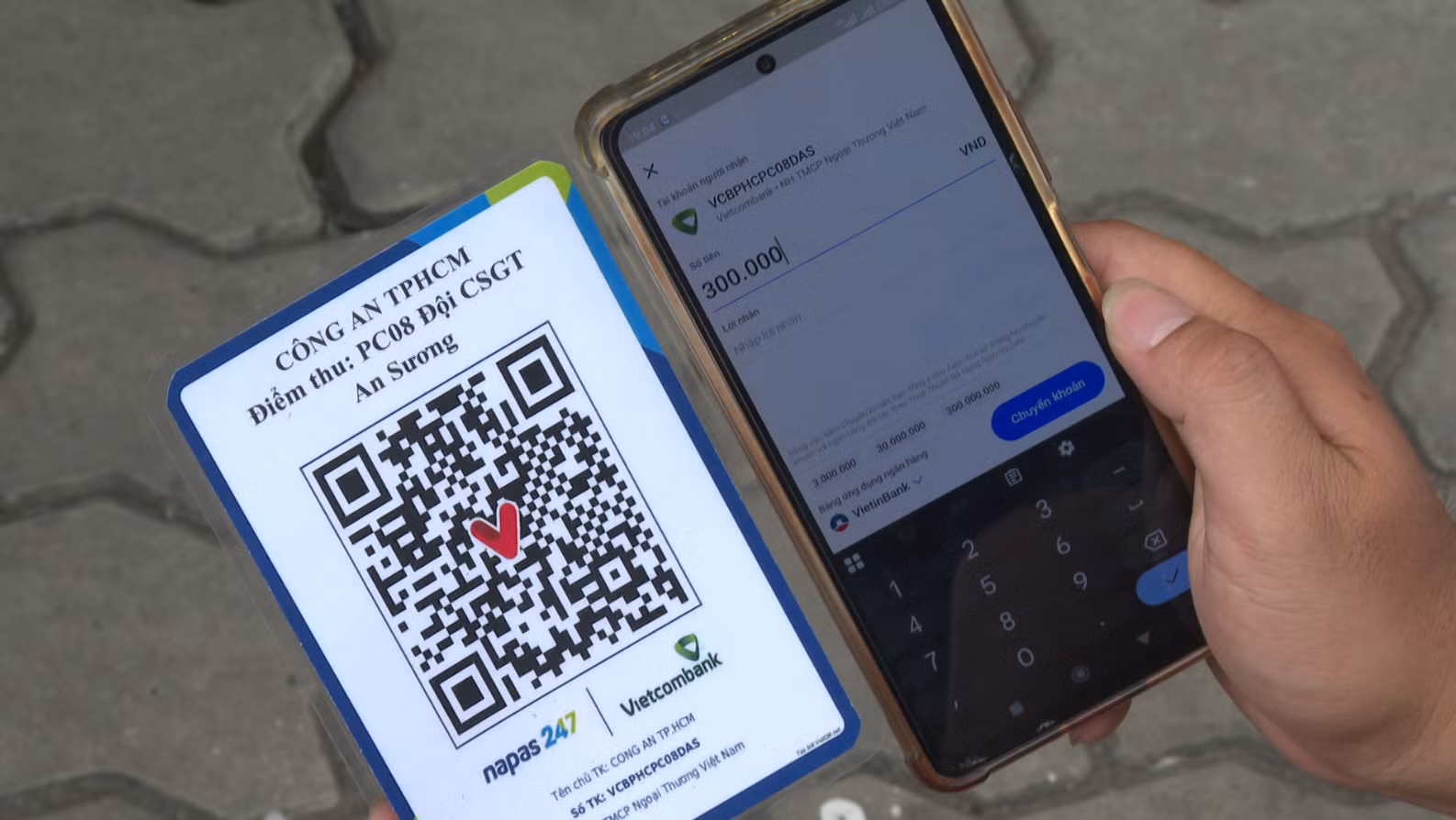 CSGT Công an TP Hồ Chí Minh triển khai chuyển đổi số qua việc thu nộp phạt bằng phương thức quét mã QR Code -3