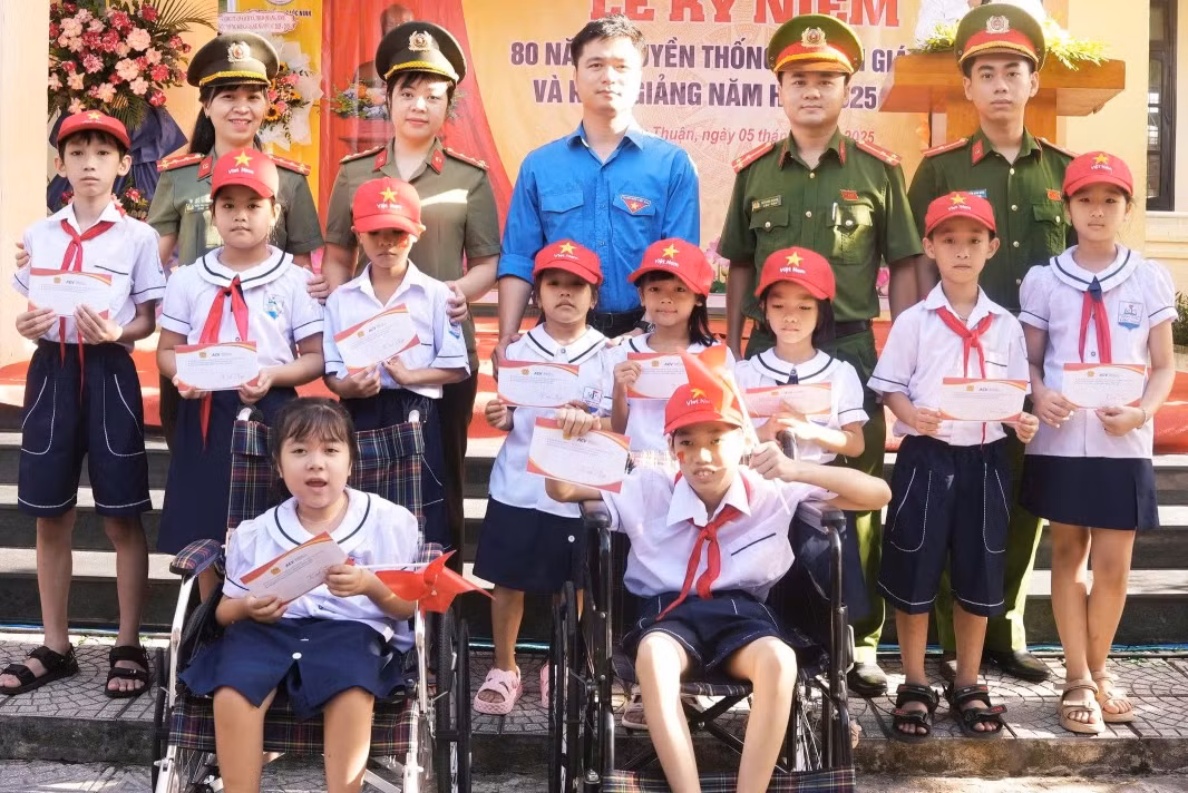 Nhiều hoạt động nhân văn của Công an Quảng Trị đồng hành cùng học sinh -0