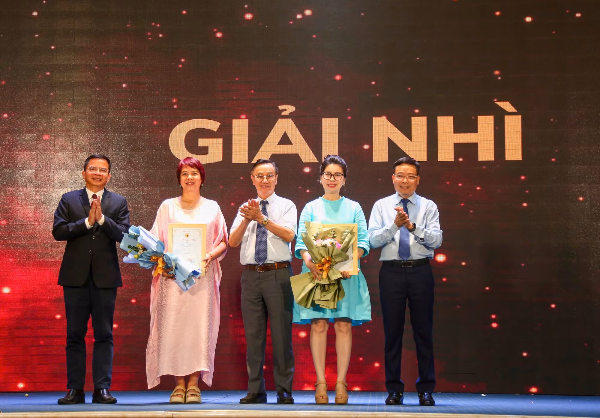 Trao giải cuộc thi viết “Cha và con gái” lần thứ 3. -0